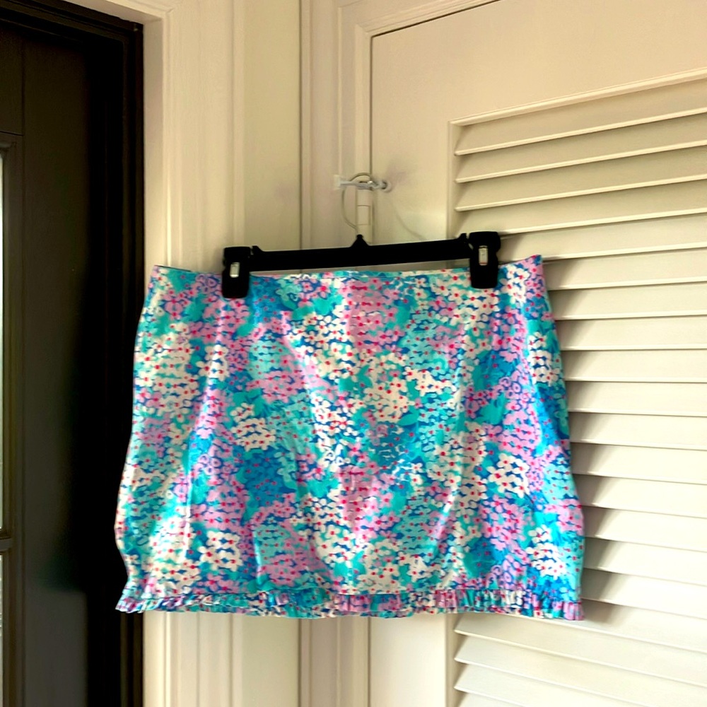 Lilly Pulitzer mini skirt in good condition.